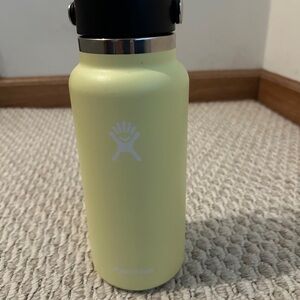 Hydro Flask Pastel Yellow Bottle with Black Lid